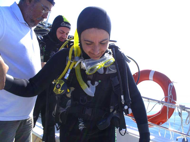 L'Olga ayudada per el Salvador, al fons el Roger